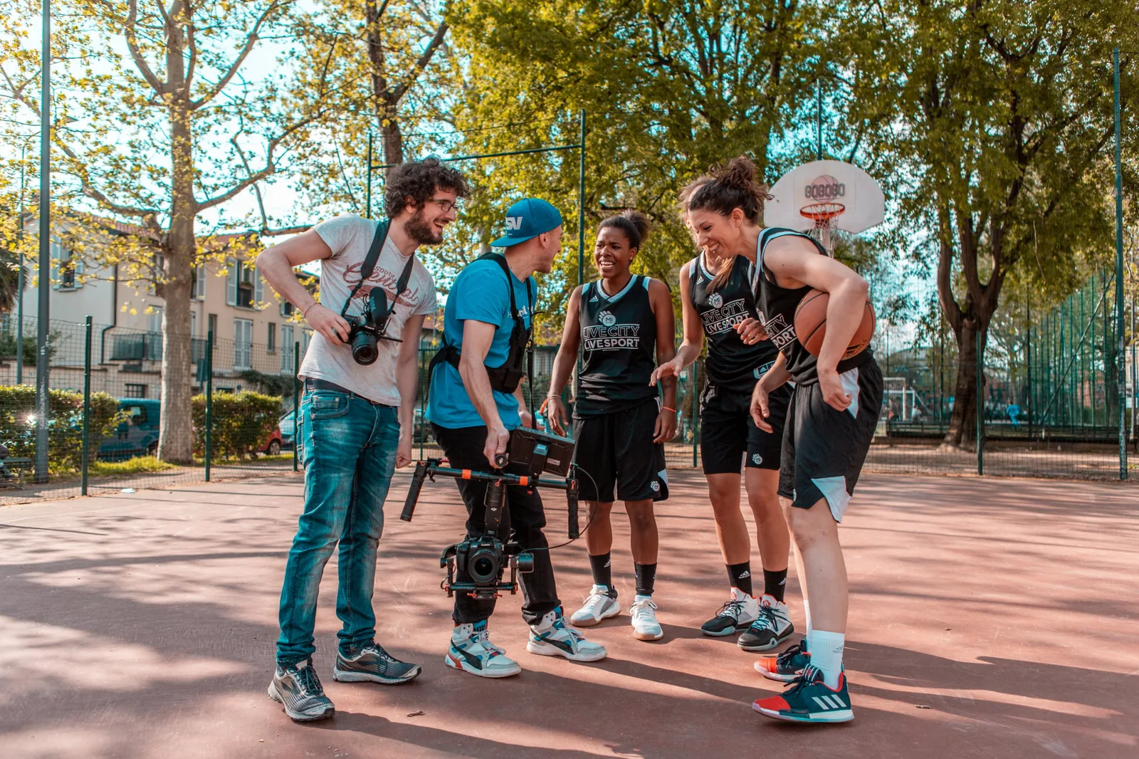 Il team dietro le quinte di un video con giocatrici di basket in un campetto
