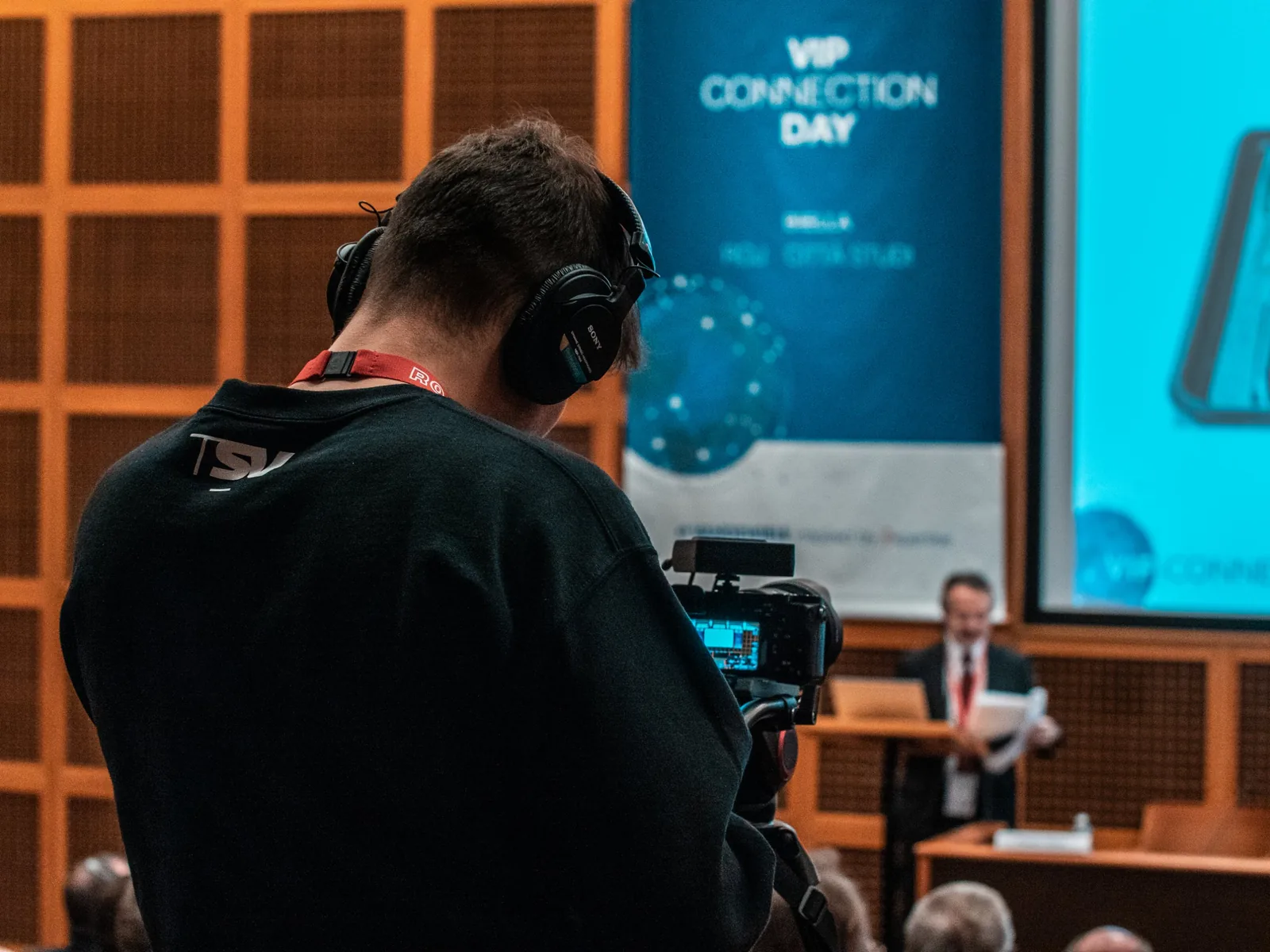Operatore video con cuffie durante un convegno aziendale
