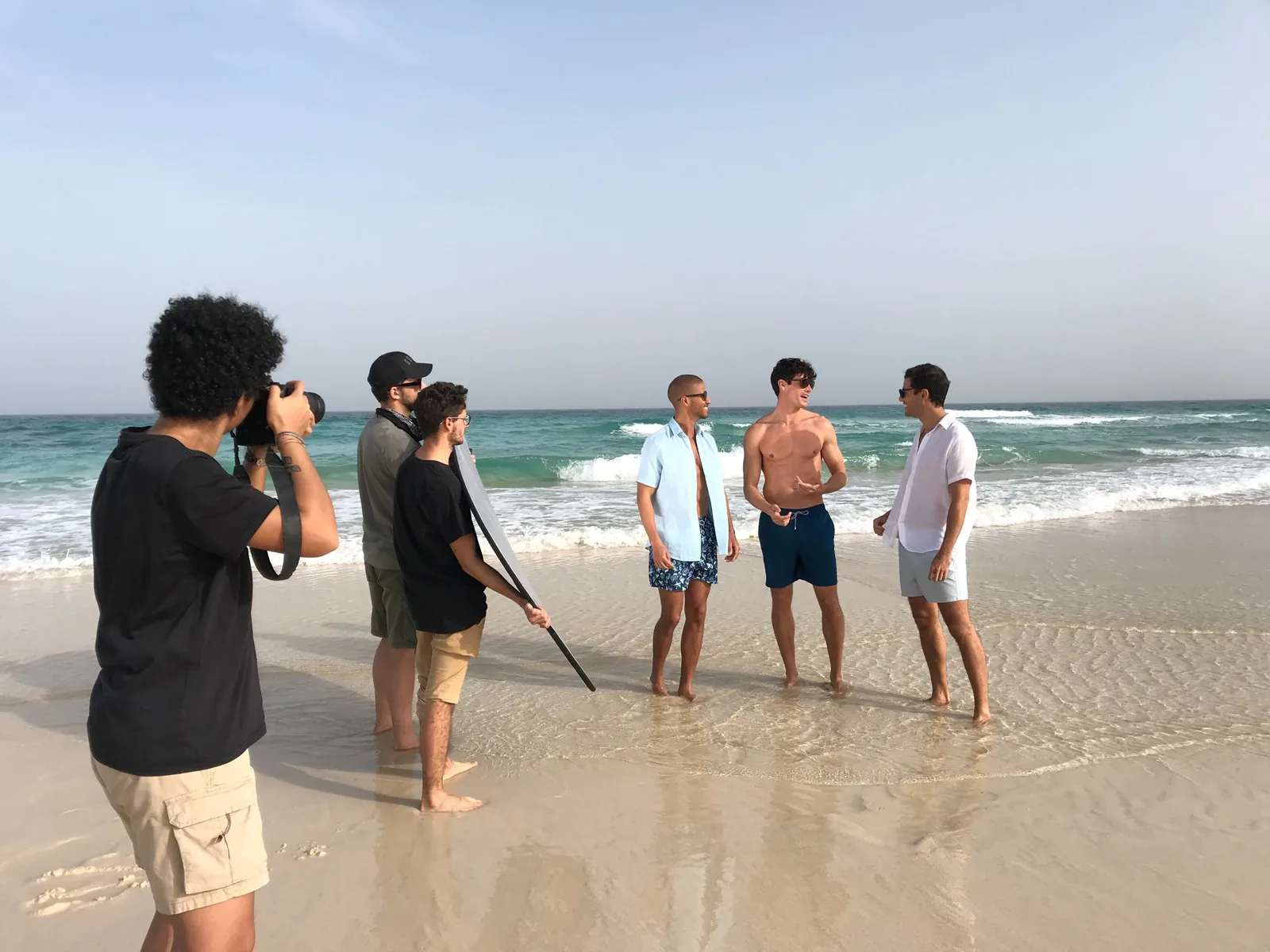 Il team sul set di un video moda in spiaggia