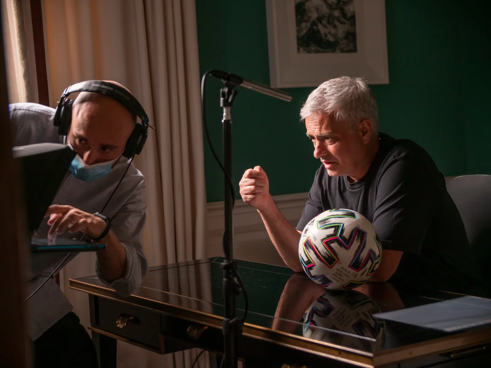 Operatore audio e video durante un'intervista a un allenatore di calcio